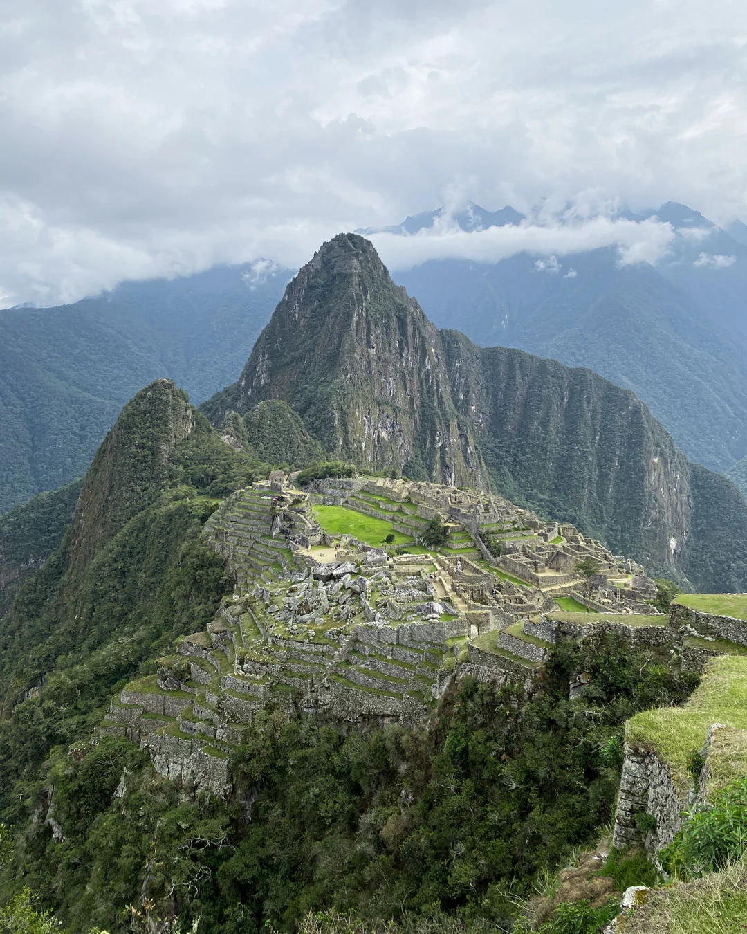 Postkartenmotiv von Machu Picchu an einem sonnigen Tag