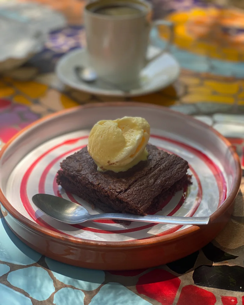 Brownie mit Eis und einem Kaffee in schönem Licht - Social Media Content für ein Café