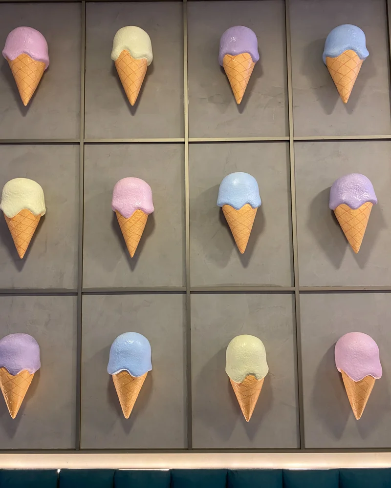 Wand mit buntem Eis in Waffeln - Interiorfotos von Cafés und Restaurants