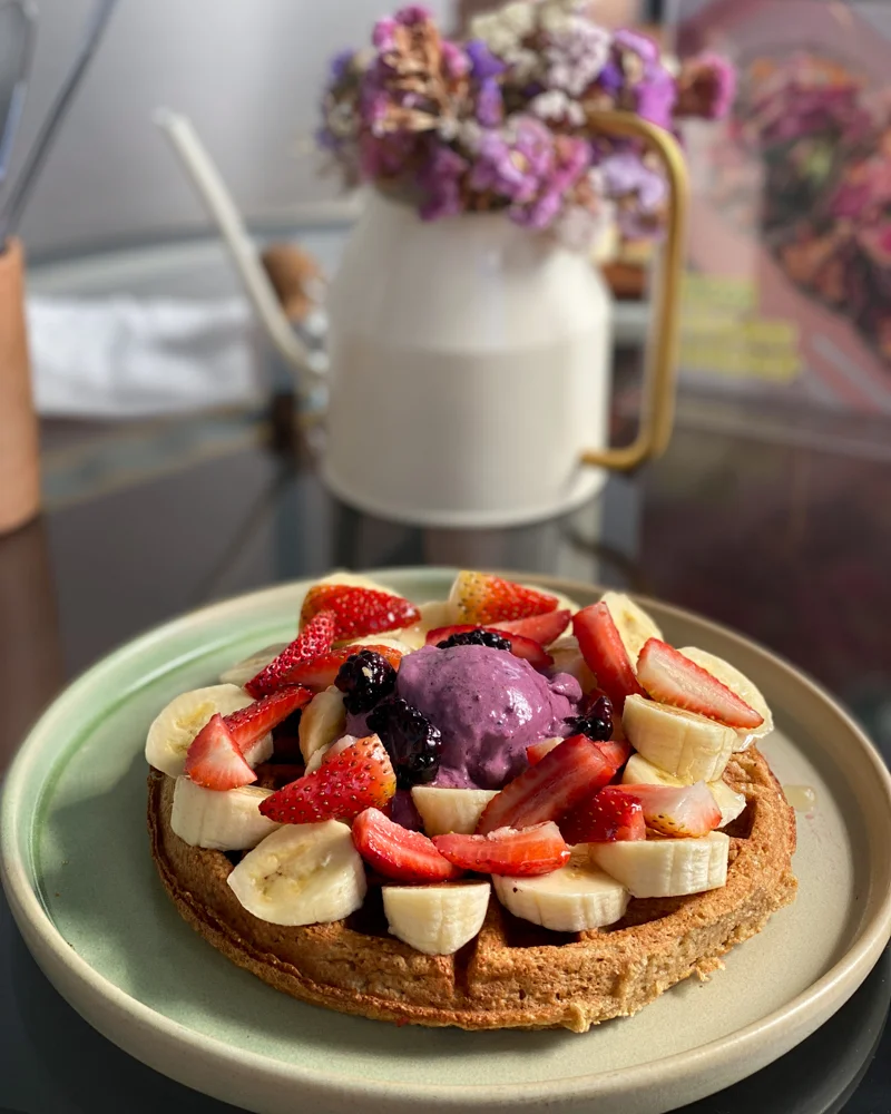 Waffel mit Früchten ästhetisch präsentiert
