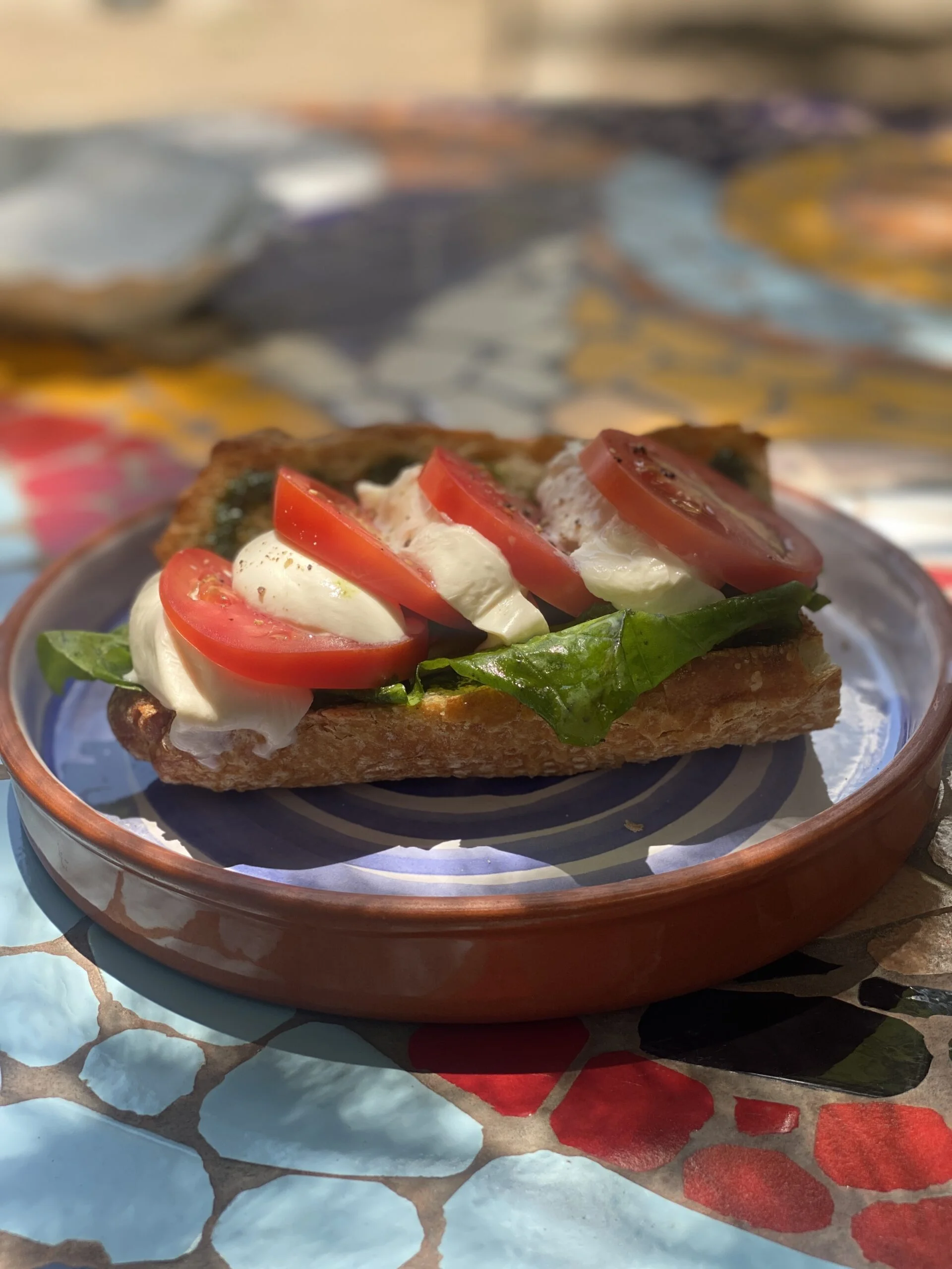Tomate-Mozzarella-Toast ästhetisch präsentiert